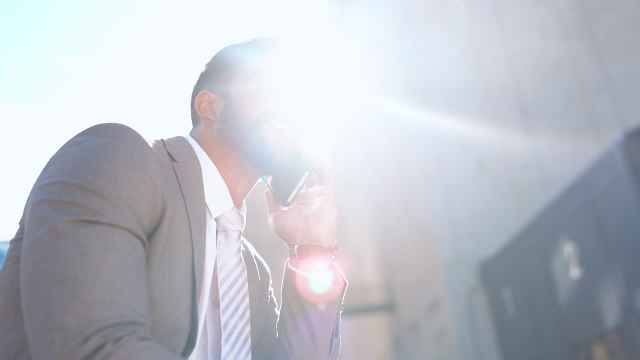 hombre de negocios, llamada telefónica y ciudad con un empleado