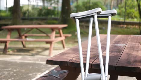 muletas en una mesa de picnic en un parque