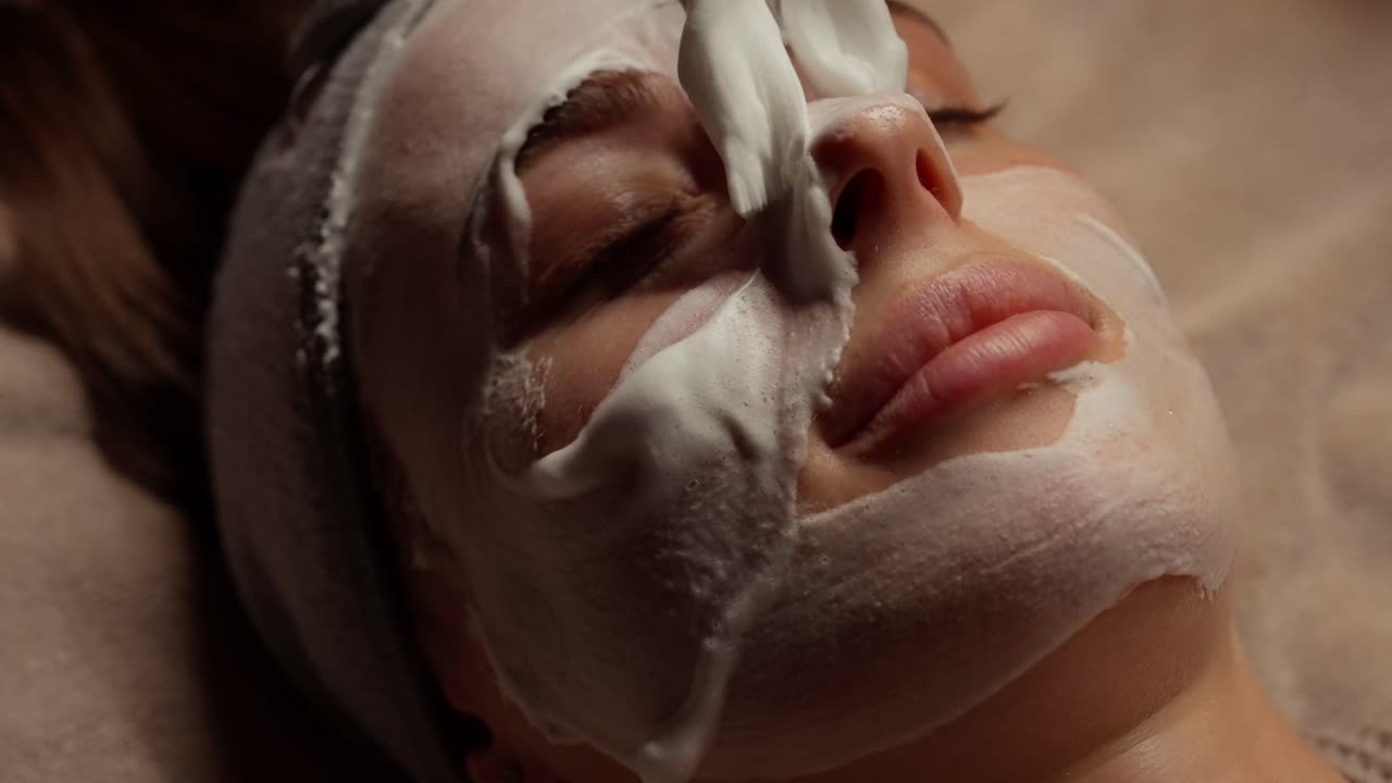 Mulher Recebendo Tratamento de Máscara Facial Espumante em Spa