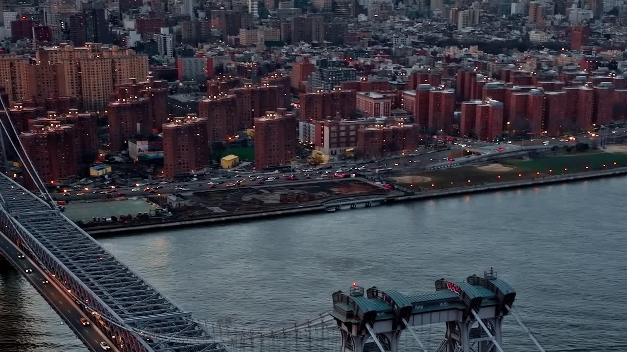 Ampio panorama del ponte e dello skyline di New York.