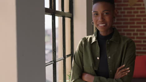 Retrato-Hermosa-Mujer-Afroamericana-Mirando-Por-La-Ventana-Sonriendo-Disfrutando-De-Un-Estilo-De-Vida-Positivo-Relajándose-En-Casa-Mujer-Negra-De-Moda-En-Un-Apartamento-De-Nueva-York