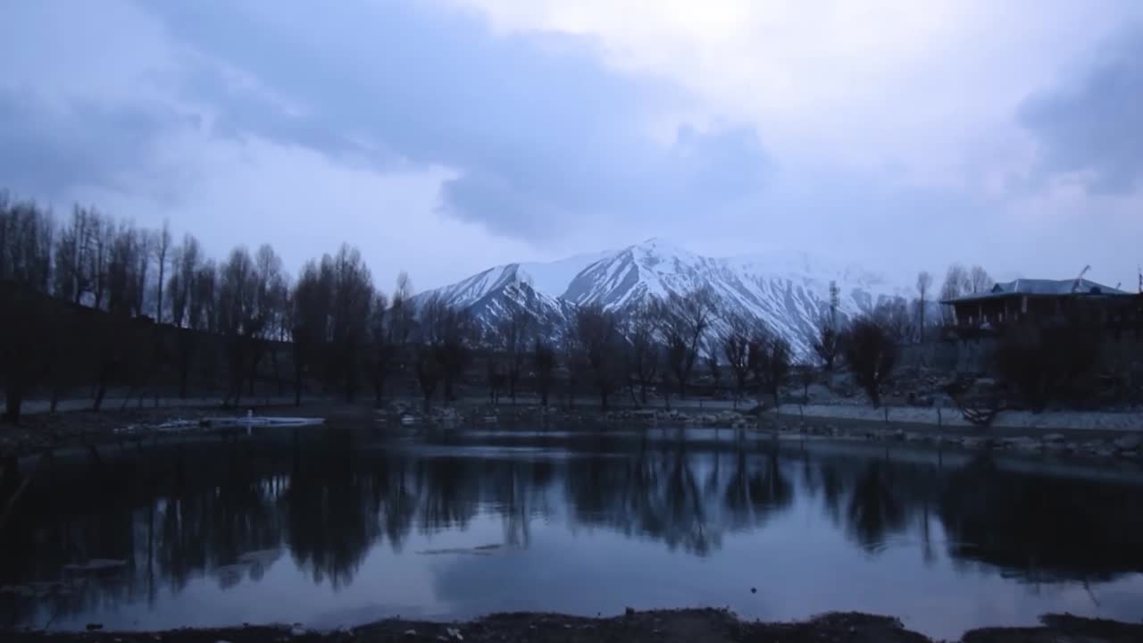 гималайский горный хребет с озером нако на переднем плане в долине киннаур, химачал-прадеш, индия