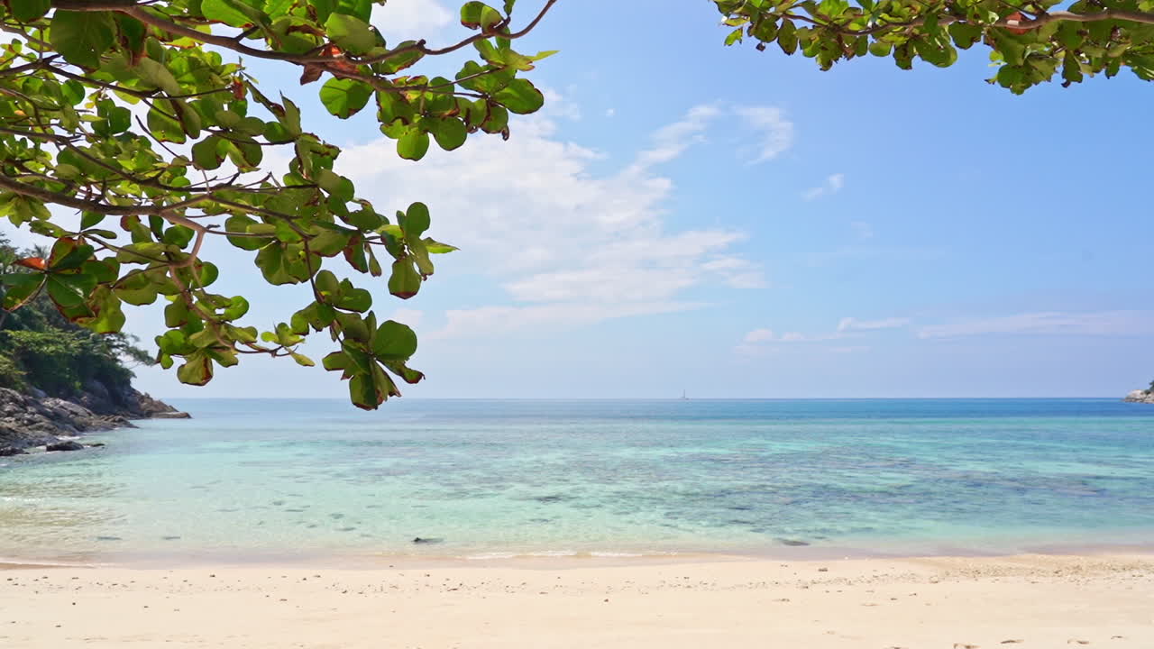 필리핀 낮에 화창한 날씨에 섬 석호에 있는 파라다이스 백사장 - 팬 오른쪽 슬로우 모션