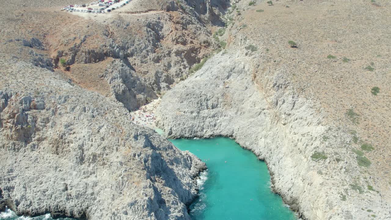 vista aérea de drones de la playa pública seitán limania en la península de akrotiri, región de chania, isla de creta, grecia