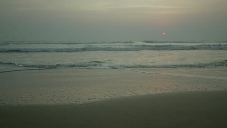 Puesta-De-Sol-Y-Suaves-Olas-En-Una-Playa-En-La-India