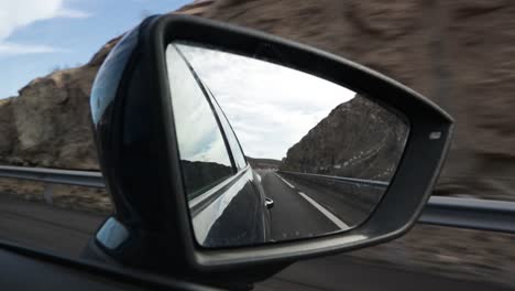 vista del espejo retrovisor del lado del coche de una carretera vacía en la autopista