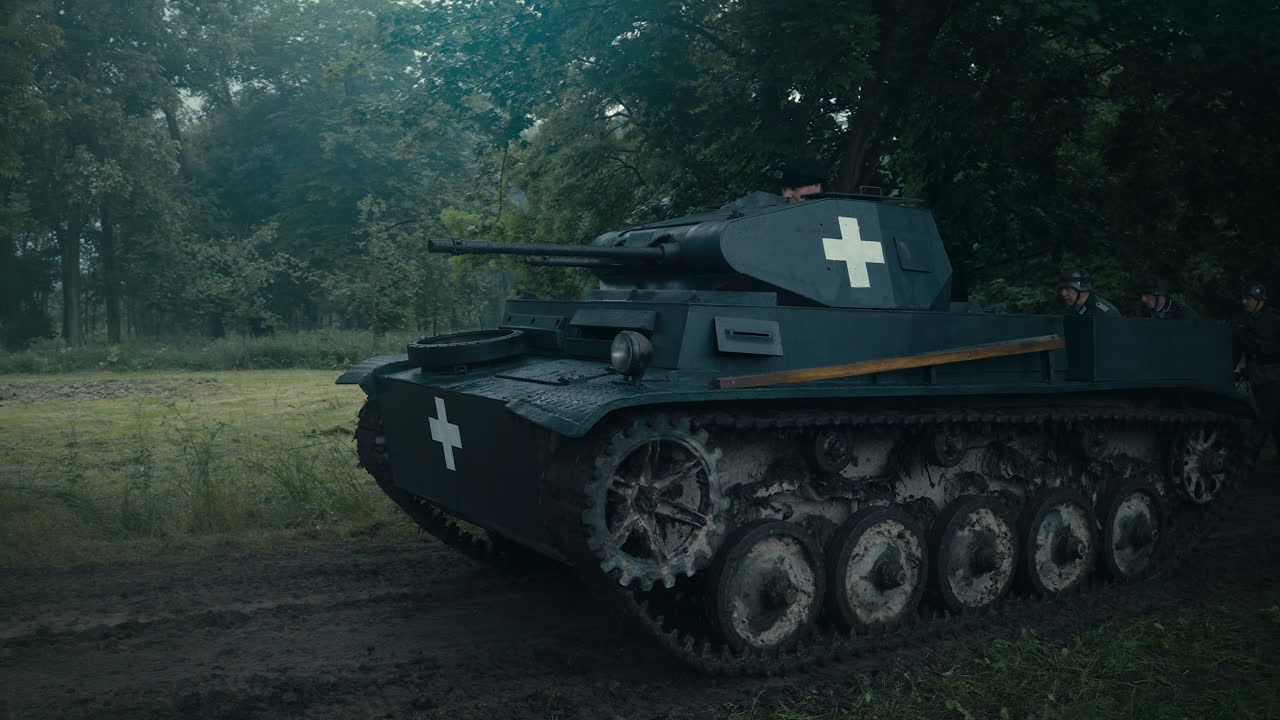 Carro armato della Seconda Guerra Mondiale in una foresta