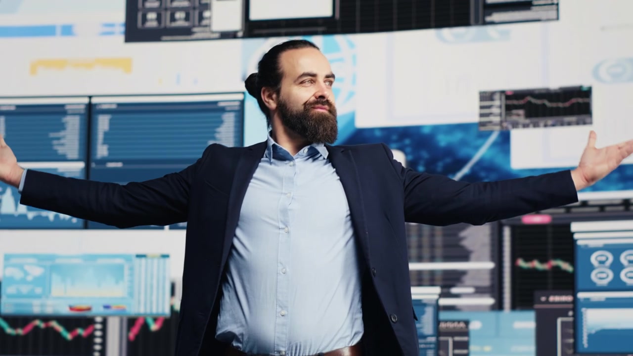 Orgulloso líder empresarial celebra un gran logro profesional.