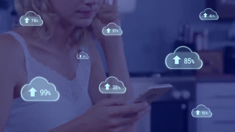 animación de iconos de nubes sobre una mujer caucásica usando un teléfono inteligente