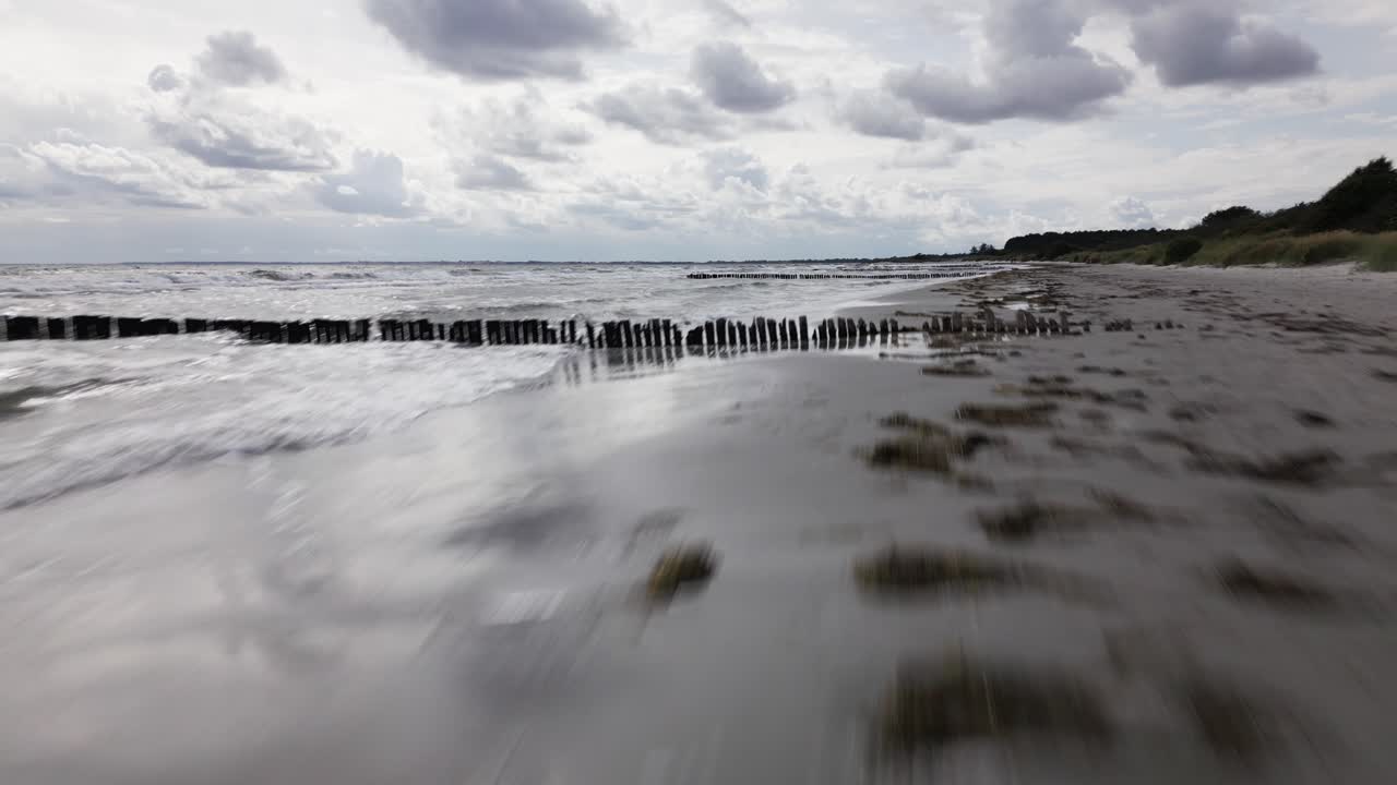 una hermosa gran playa en el mar en dinamarca