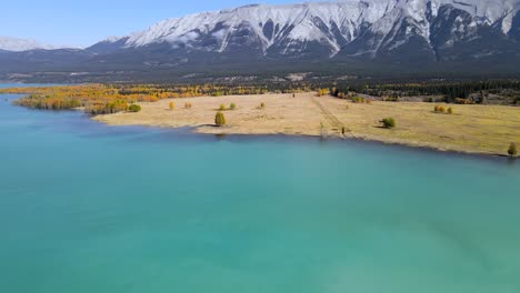 lago azul con árboles de álamo temblón y montañas en