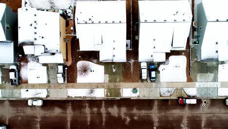 Techos-Nevados-De-Una-Tormenta-De-Finales-De-Marzo-Alineados-En-Esta-Toma-De-Dron-De-4k