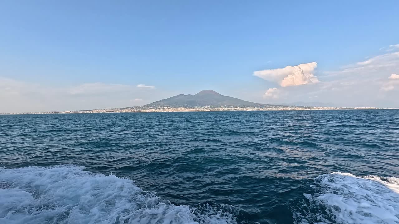 barco moviéndose a través de las olas cerca de sorrento, italia