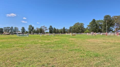 evento de equitación en campo abierto de hierba