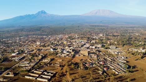 amanecer paisaje de kenya con una aldea, kilimanjaro y parque nacional de amboseli - seguimiento, vista aérea de avión no tripulado