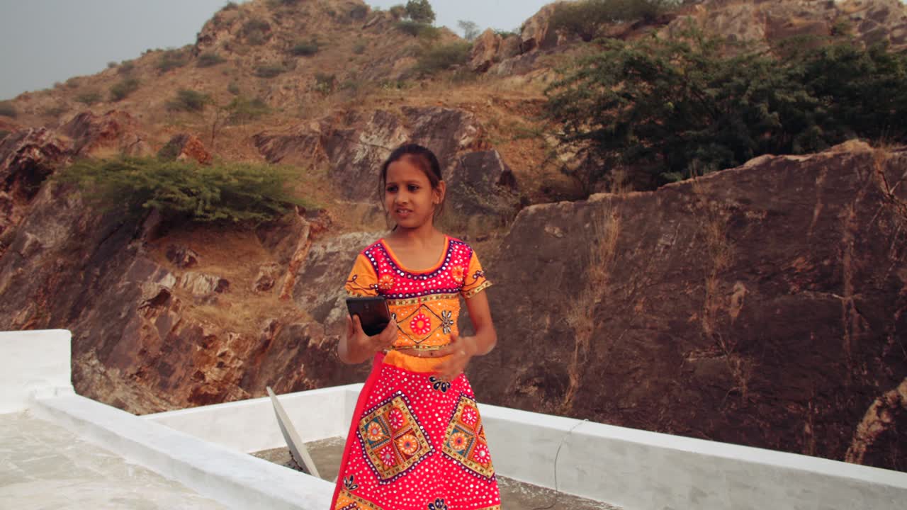 retrato de un niño indio en casa durante el bloqueo por coronavirus