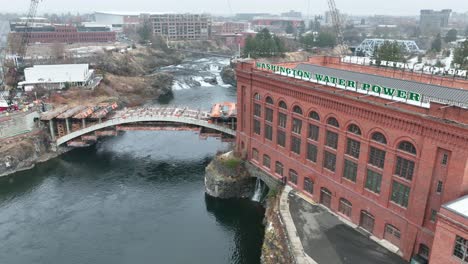 Rising-drone-shot-of-the-Washington-Water-Power-building-in-Spokane,-Washington