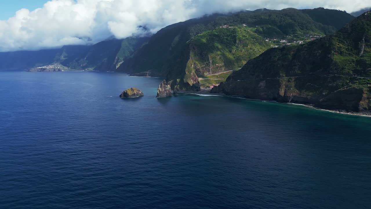 Paesaggio aspro dell'isola, acqua blu dell'oceano, cime vulcaniche, vista aerea