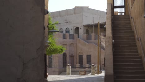 Treppe-Des-Traditionellen-Gebäudes-Mit-Anderen-Strukturen-Im-Hintergrund,-Al-Fahidi-Dubai-Vereinigte-Arabische-Emirate---Slider