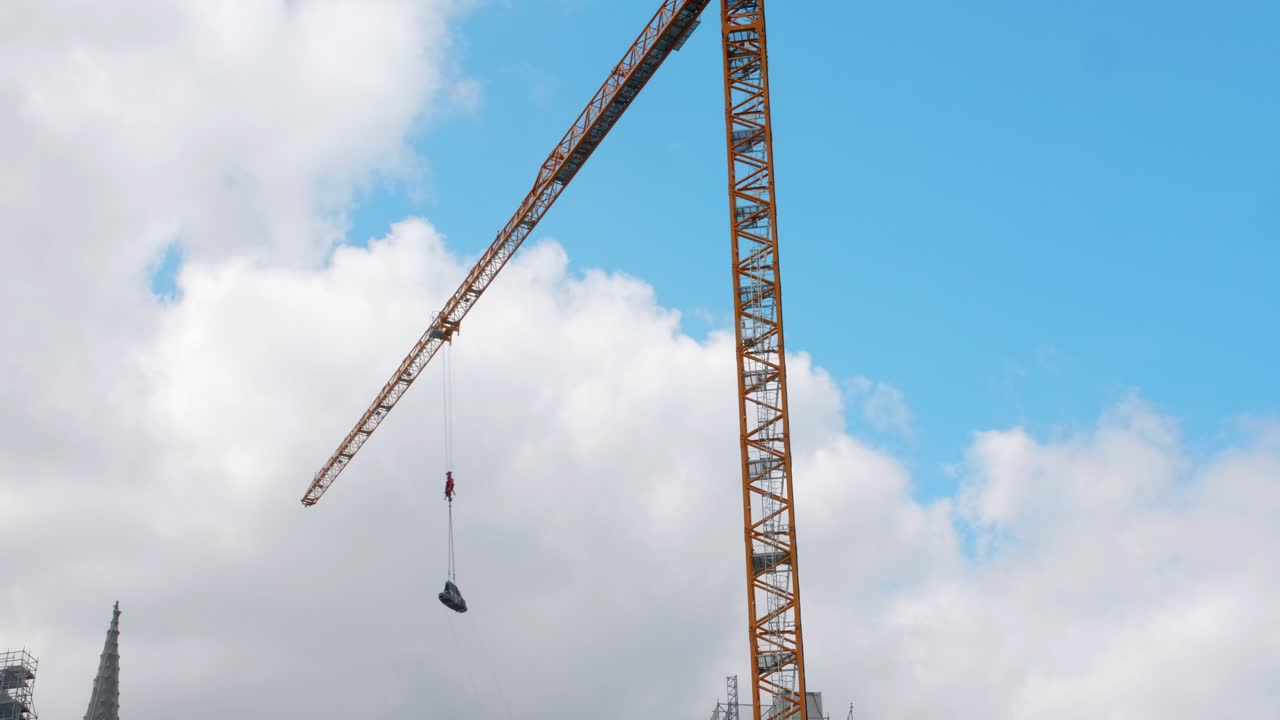 건설 현장에서 산업 부하를 움직이는 크레인, 백그라운드에서 푸른 하늘