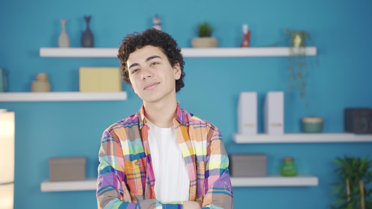 un adolescente positivo piensa en sus sueños y se vuelve feliz.