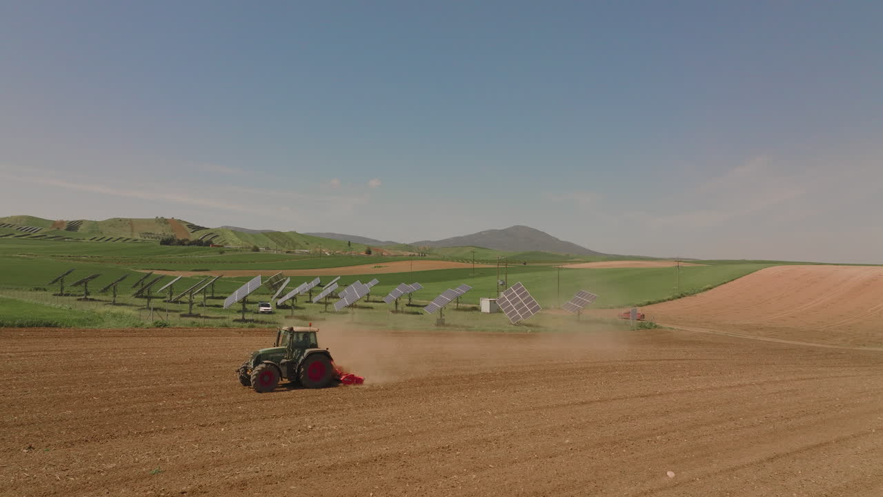 태양 전지 패널과 트랙터를 갖춘 농장