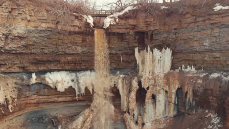 cascada congelada que cae en cascada por un acantilado en invierno