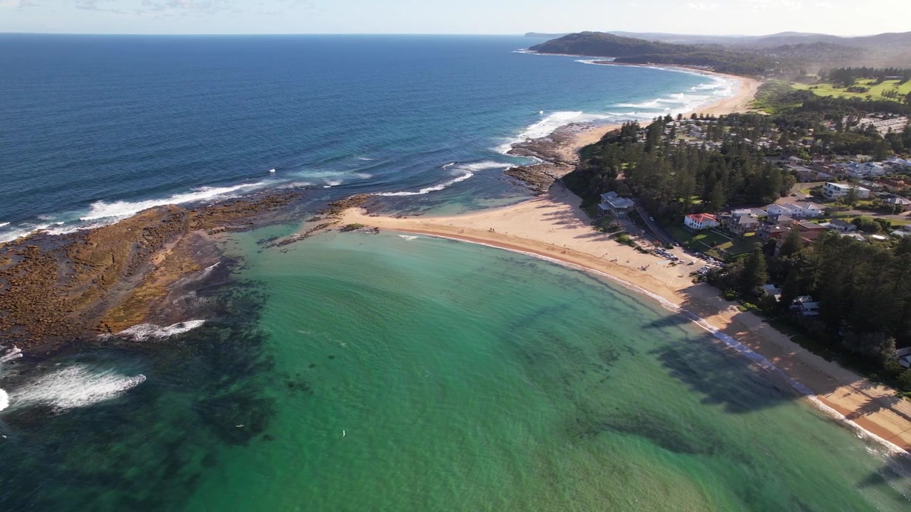 Toowoon Point e paesaggio marino turchese nella Baia di Toowoon, Nuovo Galles del Sud, Australia - Ripresa con drone.