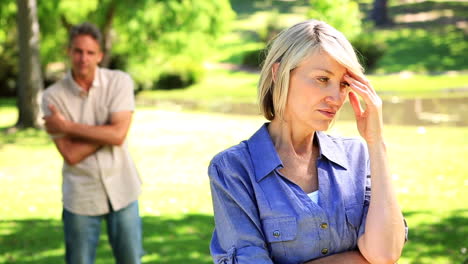 pareja no hablando después de una disputa en el parque