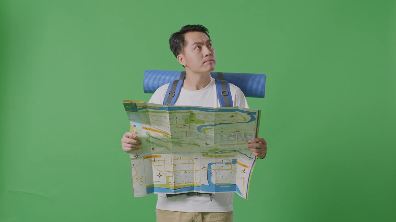 여행 중 지도를 보는 사람