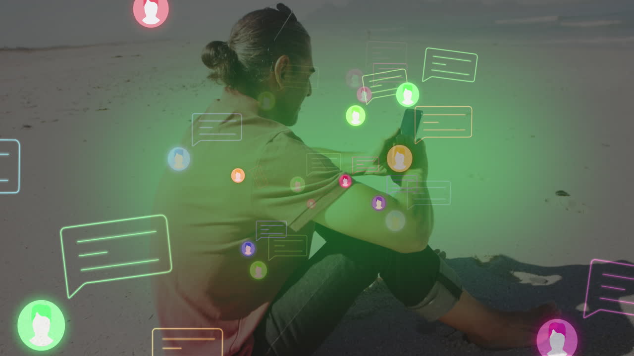 animación de iconos de redes sociales sobre un hombre caucásico usando un teléfono inteligente sentado en la playa.