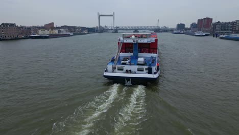 Frachtschiff-Belicha-Kreuzt-In-Der-Nähe-Der-Stadt-Dordrecht-In-Den-Niederlanden