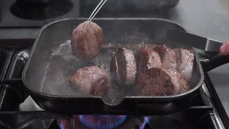 Rindermedaillonsteak-In-Einer-Gusseisernen-Pfanne-Kochen