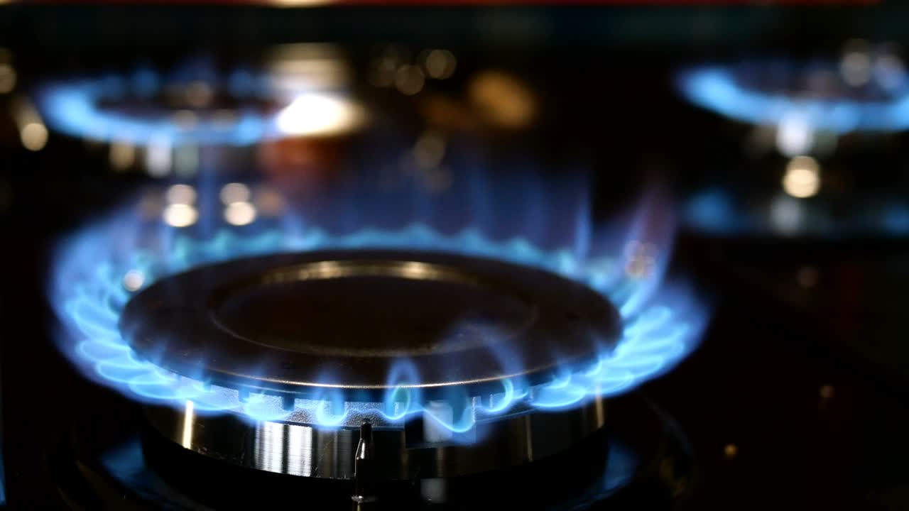 부 가스 스토브에서 가스 메탄 또는 프로판이 불타서 파란 불꽃이 나타나는 과정.