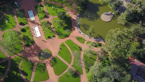 antena - parque paseo el rosedal en palermo, buenos aires, argentina, de arriba abajo adelante