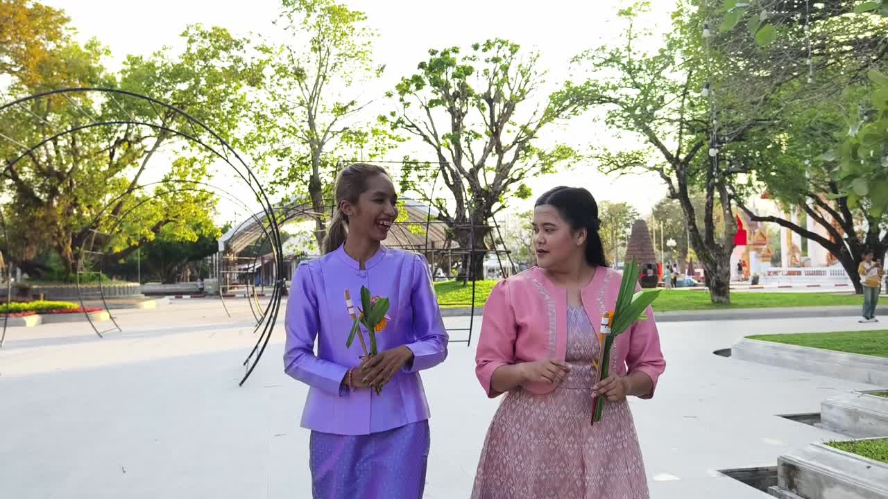 थाई पारंपरिक वेशभूषा में दो महिलाएँ