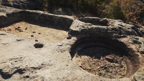 santuario de roca prehistórico de harman kaya en la montaña rodope, bulgaria