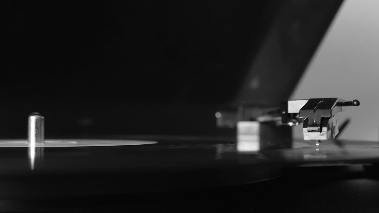 턴테이블 비닐 레코드 플레이어, 남자는 비닐 레코드를 넣고 그라모폰을 포함합니다