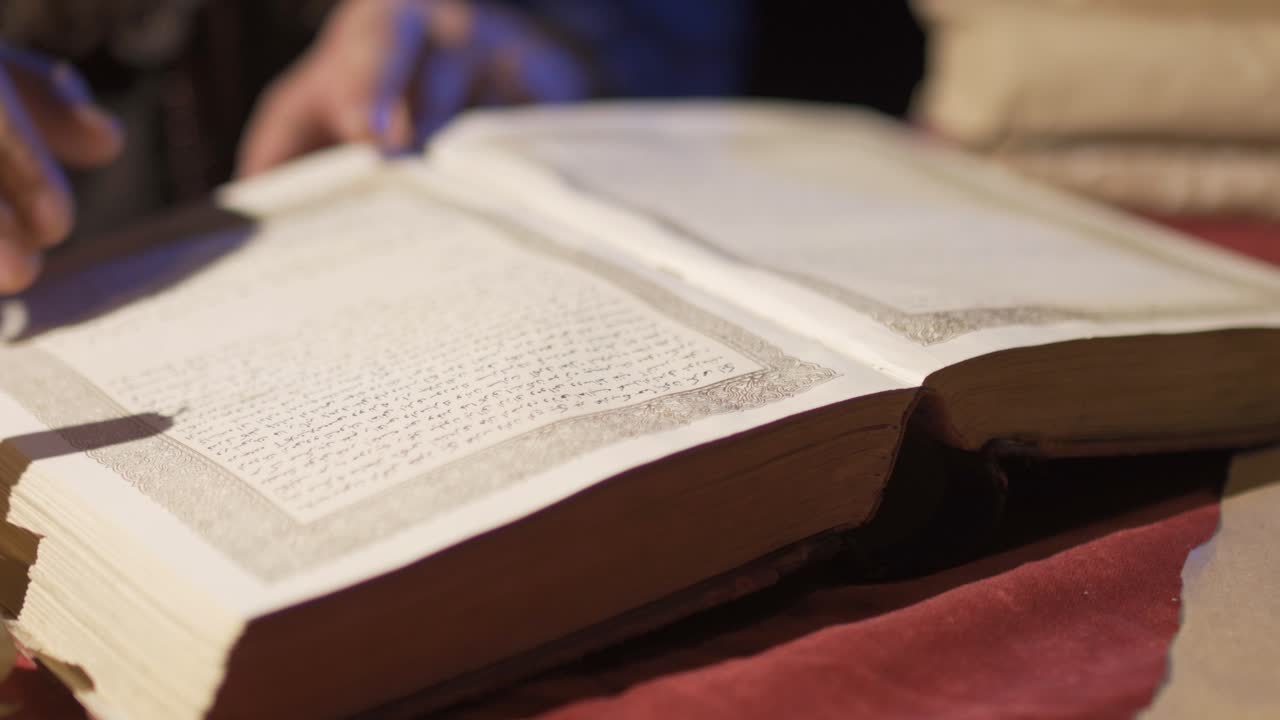 Un libro scritto in arabo del periodo storico