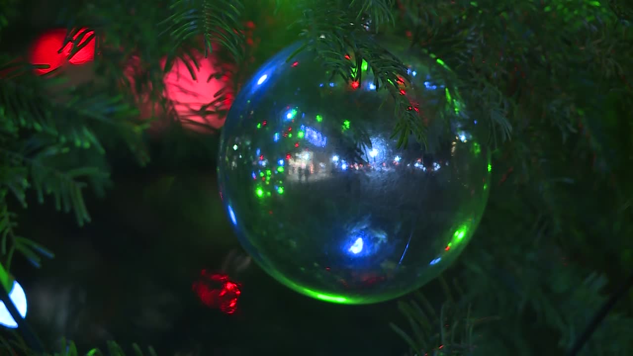 cerca del globo de adorno del árbol de navidad