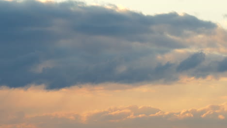 Timelapse-of-the-cloud-during-sunset