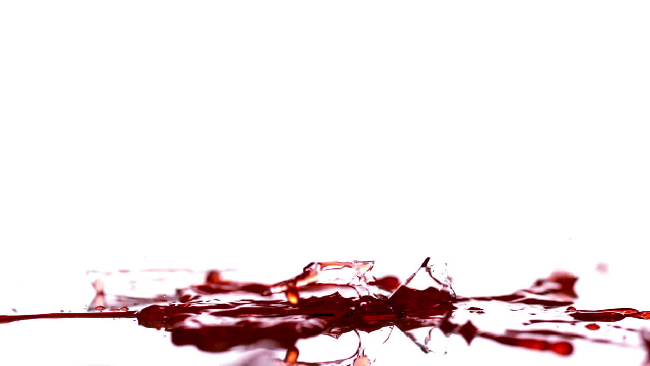 빨간 액체가 떨어지고 깨지는 시험 튜브