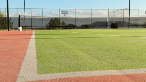 Cancha-De-Tenis-Sintética-De-ángulo-Bajo-Bajo-El-Sol-De-La-Tarde.