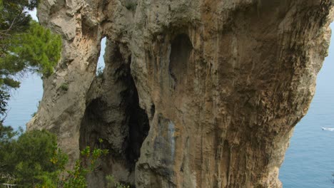 Nach-Unten-Geneigte-Aufnahme-Eines-Natürlichen-Bogens-In-Capri-Bei-Tag