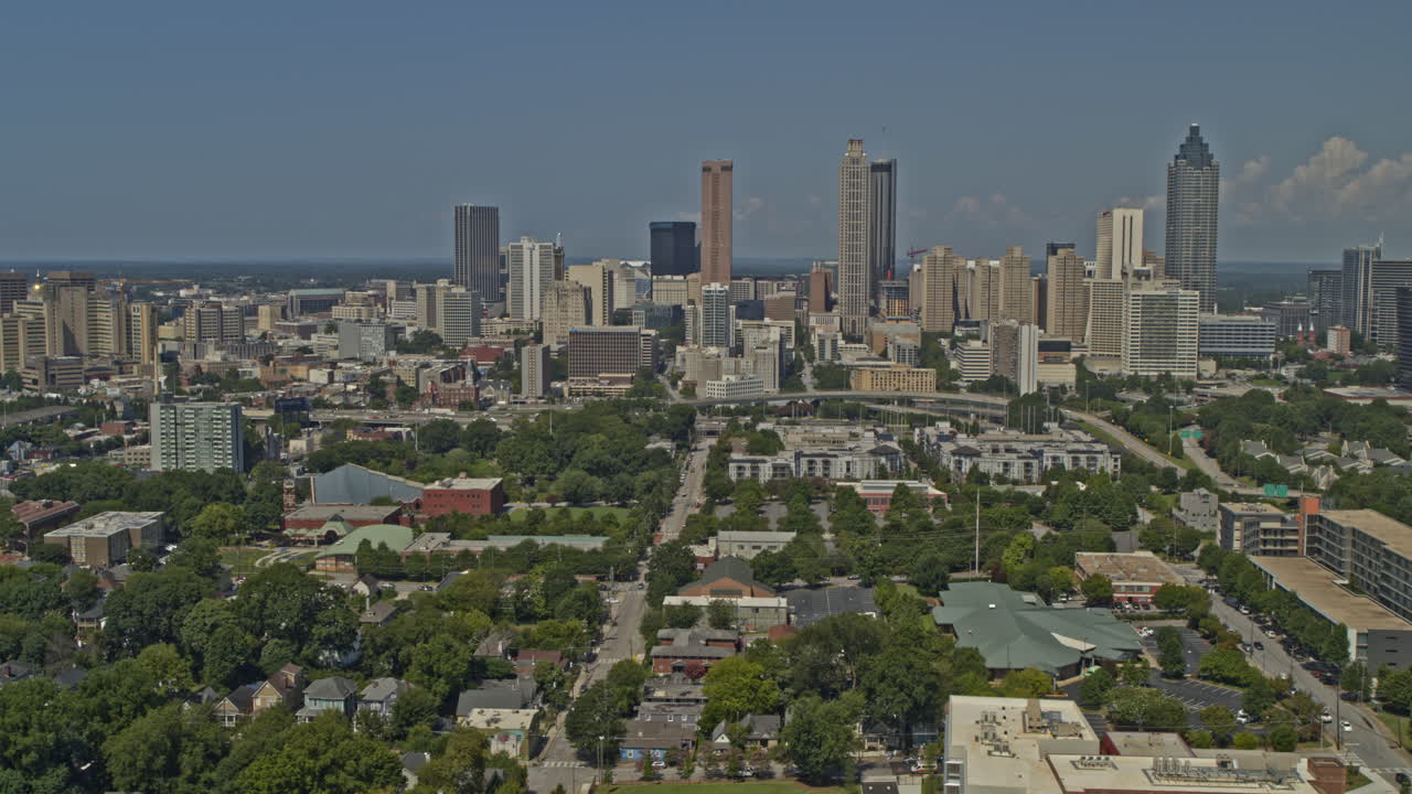 atlanta georgia aerial v710 pan left shot of cabbagetown, reynoldstown, o4w and historical sweet auburn districts - dji inspire 2, x7, 6k - august 2020