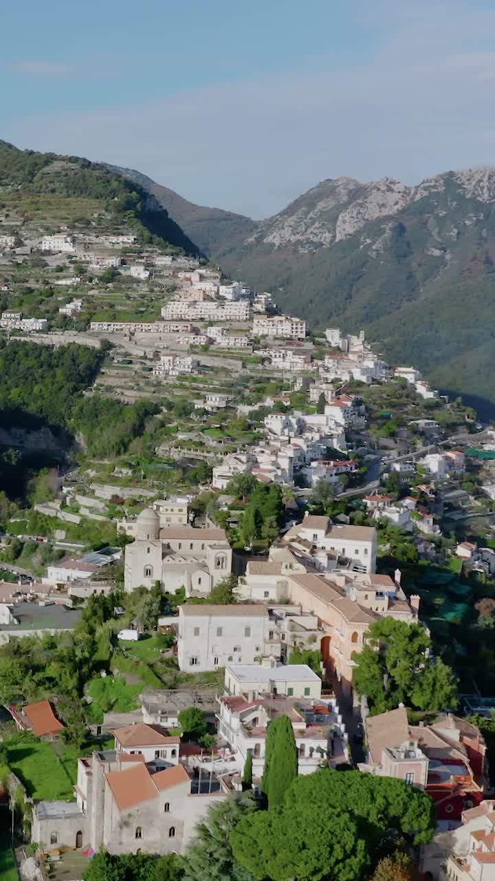 Vista aerea di una pittoresca città collinare nell'Italia meridionale.