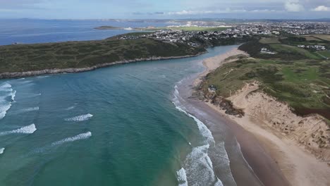 Pueblo-Y-Playa-De-Crantock-Cornwall-Reino-Unido-Estableciendo-Toma-Aérea