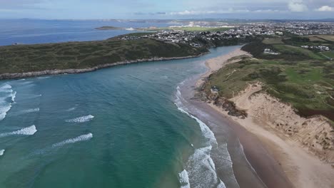 el pueblo de crantock y la playa de cornwall, reino unido, estableciendo una toma aérea.