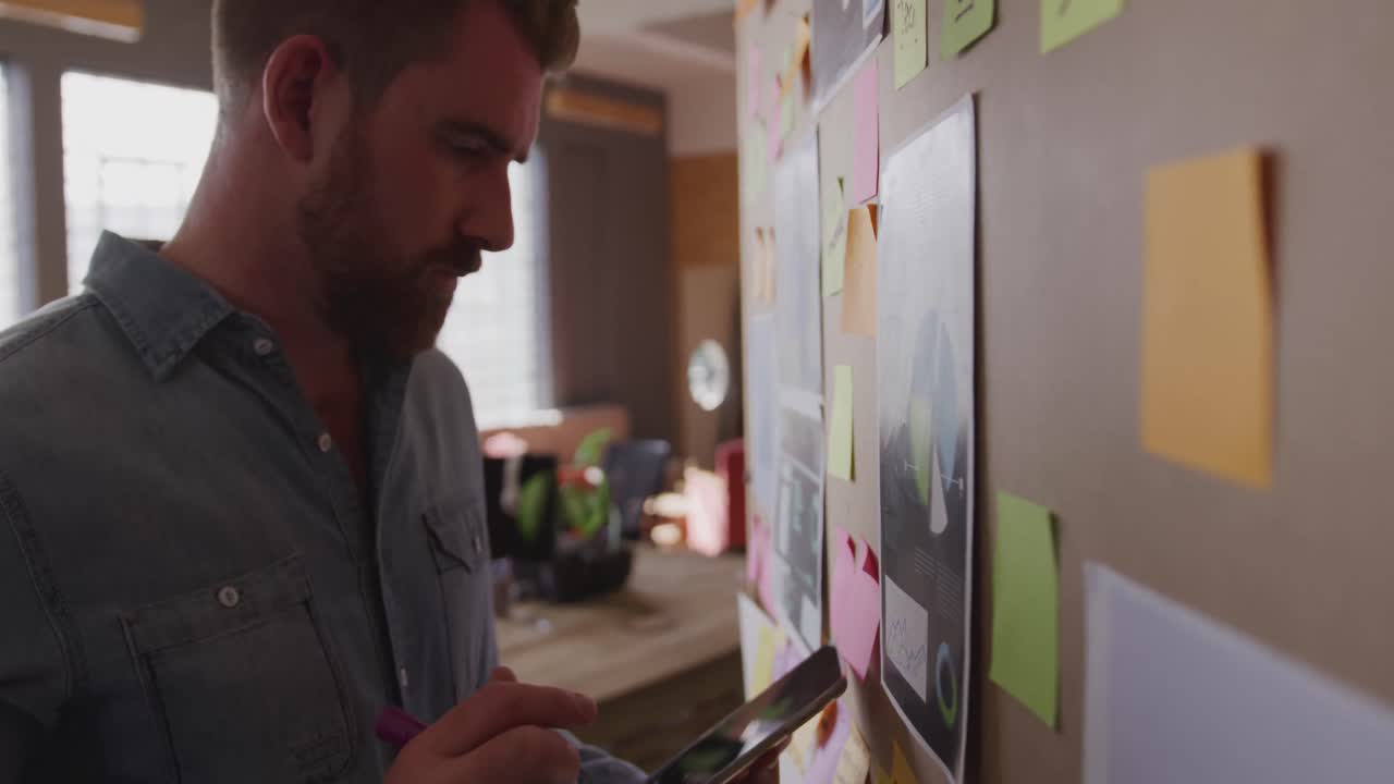 joven profesional creativo que trabaja en una oficina moderna