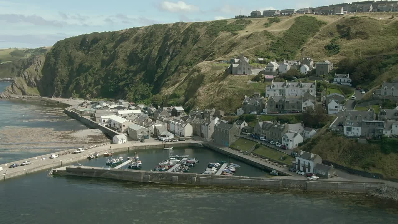 вид с воздуха на садстаун на побережье абердиншира в летний день